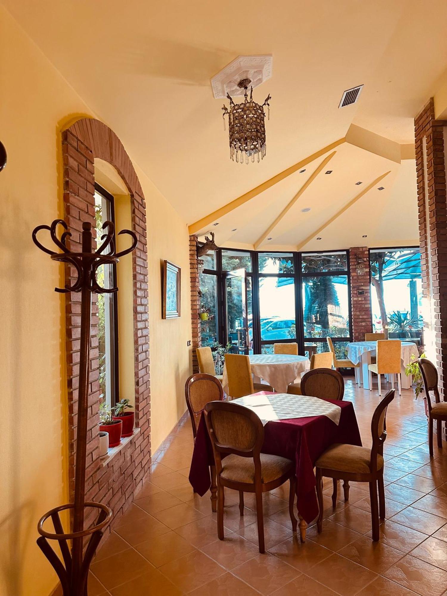 Hotel Saint Marena Pogradec Esterno foto