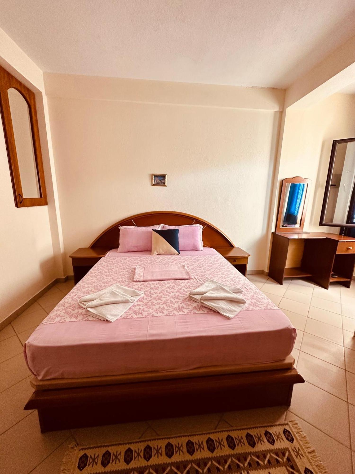 Hotel Saint Marena Pogradec Esterno foto